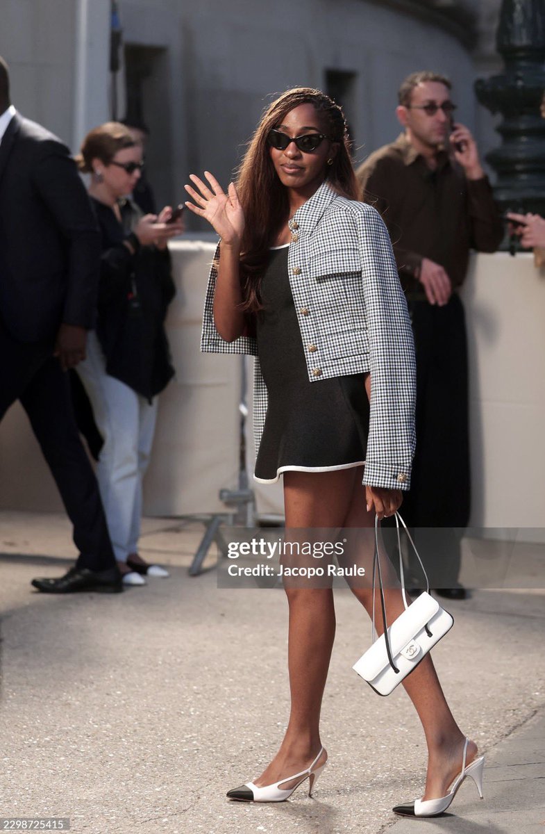 edebiriupdates's tweet photo. Ayo Edebiri stuns at the Chanel Womenswear SS27 show! https://t.co/QVPLRGgTfQ