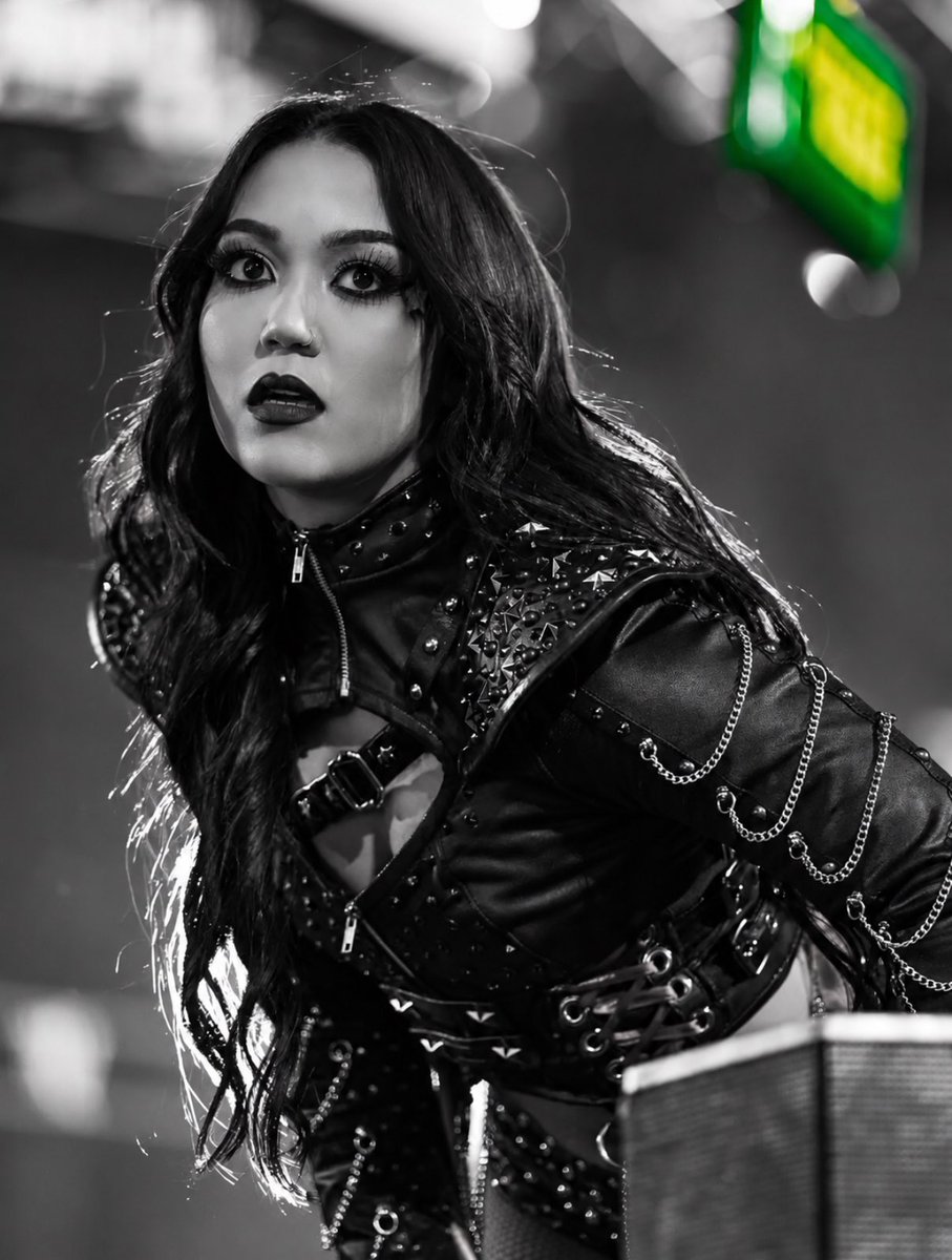 roxanne_wwe's tweet photo. T’WAS THE MONDAY NIGHT R☆X BEFORE MITB #WWERAW https://t.co/iNrQ5awFy3