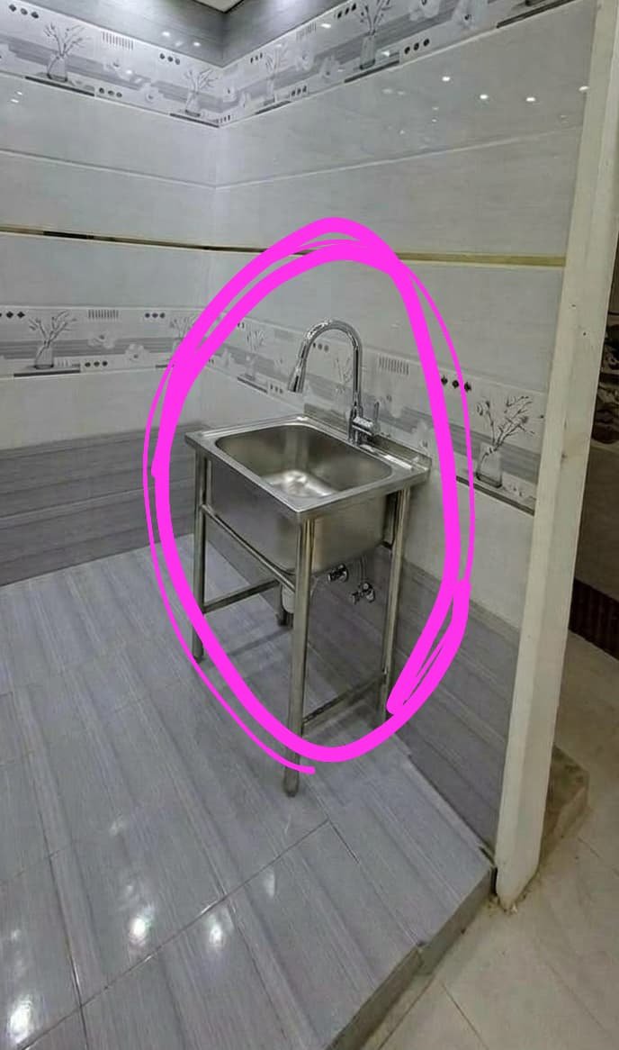 nuarhe's tweet photo. خسائر باهضه تروح بسبب غلطه،،
بلاط الحمام حطه باالمطبخ وبلاط المطبخ حطه باالحمام!!الحين مين يتحمل برايك المهندس او،المبلط،!؟؟؟؟؟😳👺 https://t.co/kw73LU5UOG