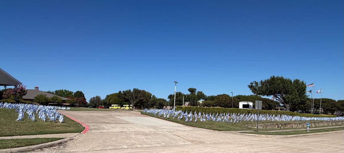 emilykschrader's tweet photo. Texas church in the Dallas area, Heritage Church, puts out 1200 Israeli flags for the victims of October 7 in a beautiful tribute. 💔 https://t.co/AE2h6Lo8K7