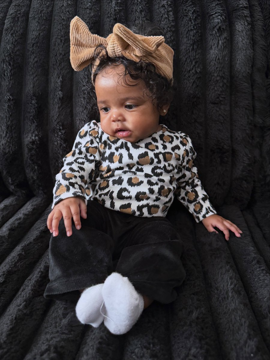 isdoreTech's tweet photo. She's serious in one picture, giggling in the next, and cutest in all of them. 😍 https://t.co/uUCqO2Ks89