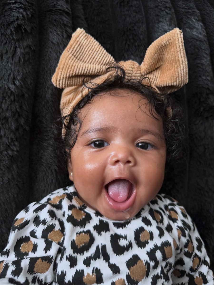 isdoreTech's tweet photo. She's serious in one picture, giggling in the next, and cutest in all of them. 😍 https://t.co/uUCqO2Ks89