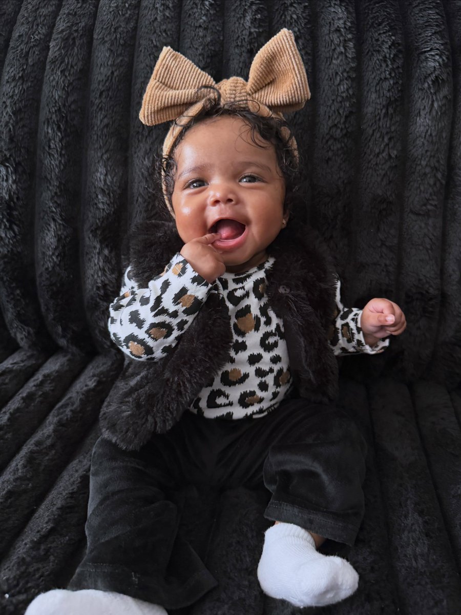 isdoreTech's tweet photo. She's serious in one picture, giggling in the next, and cutest in all of them. 😍 https://t.co/uUCqO2Ks89
