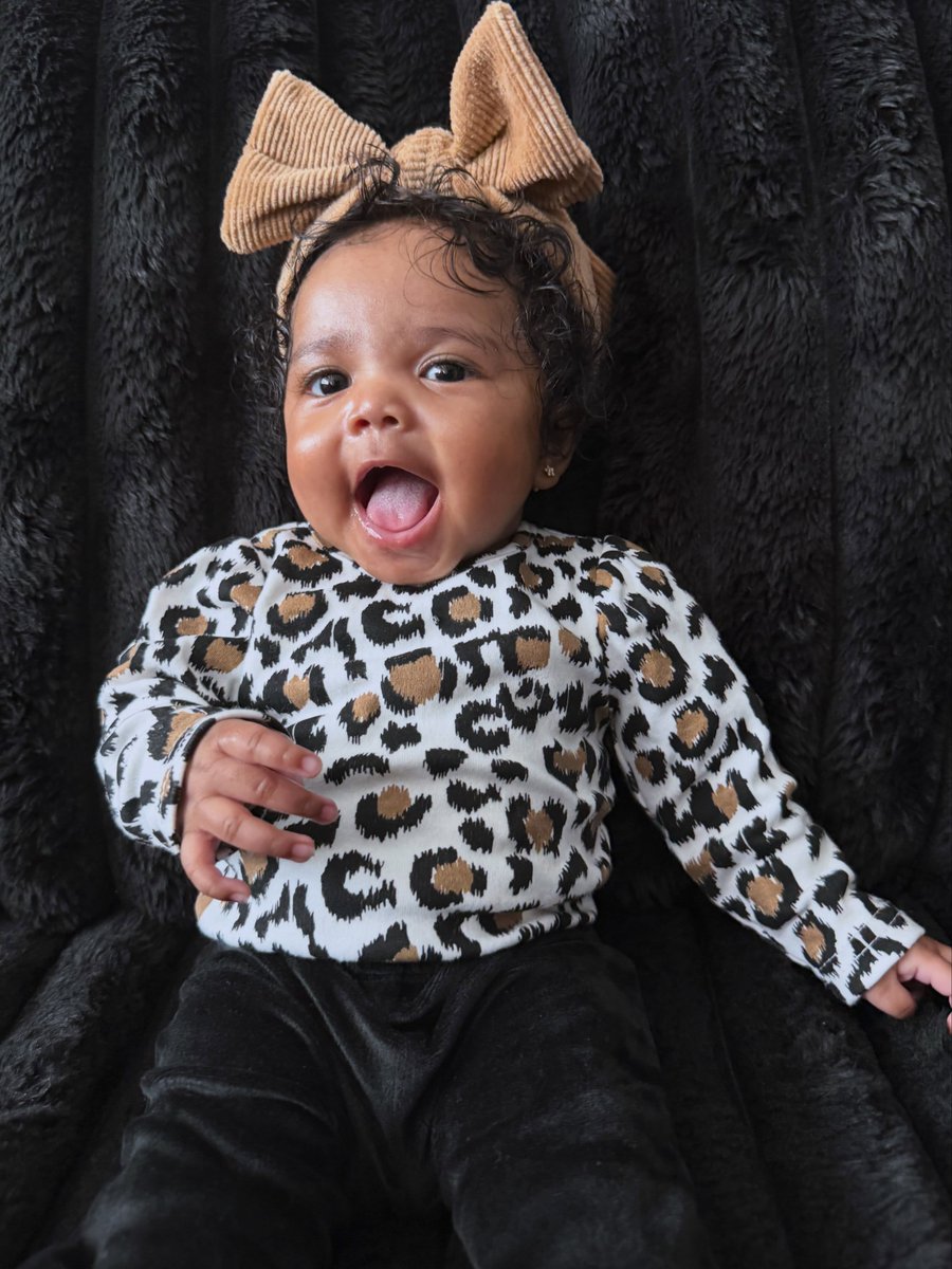 isdoreTech's tweet photo. She's serious in one picture, giggling in the next, and cutest in all of them. 😍 https://t.co/uUCqO2Ks89
