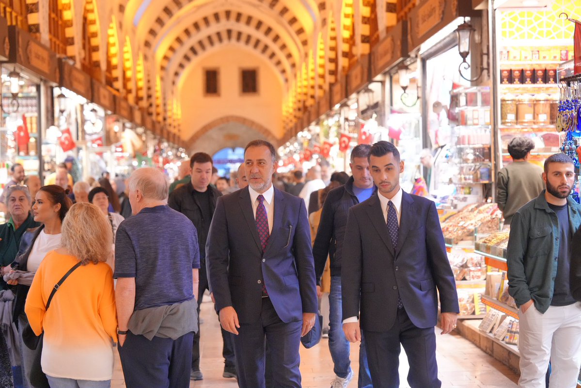 halilburakarkaz's tweet photo. İl Başkanımız Sayın Volkan Yılmaz ile birlikte, İstanbul’un tarihi ve kültürel mirasının önemli simgelerinden Tarihi Mısır Çarşısı’nda esnaflarımızı ziyaret ederek hayırlı işler diledik.

Esnaflarımıza ilgi ve alakalarından dolayı teşekkür ediyor, bol kazançlar diliyoruz.
#MHPİstanbul @BBvolkanyilmaz @_MHPistanbul_