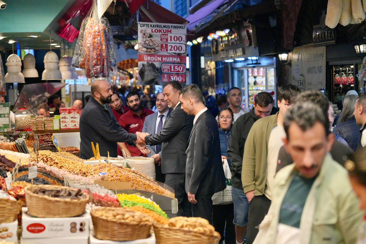 halilburakarkaz's tweet photo. İl Başkanımız Sayın Volkan Yılmaz ile birlikte, İstanbul’un tarihi ve kültürel mirasının önemli simgelerinden Tarihi Mısır Çarşısı’nda esnaflarımızı ziyaret ederek hayırlı işler diledik.

Esnaflarımıza ilgi ve alakalarından dolayı teşekkür ediyor, bol kazançlar diliyoruz.
#MHPİstanbul @BBvolkanyilmaz @_MHPistanbul_