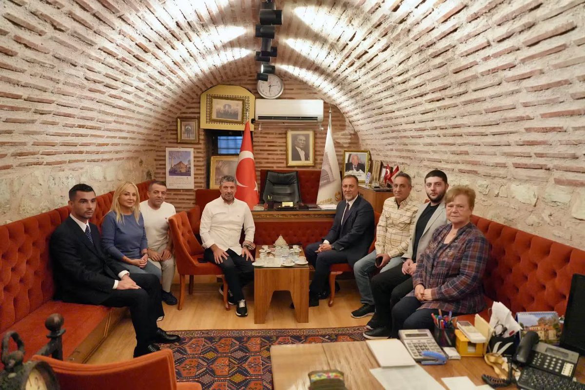 halilburakarkaz's tweet photo. İl Başkanımız Sayın Volkan Yılmaz ile birlikte, İstanbul’un tarihi ve kültürel mirasının önemli simgelerinden Tarihi Mısır Çarşısı’nda esnaflarımızı ziyaret ederek hayırlı işler diledik.

Esnaflarımıza ilgi ve alakalarından dolayı teşekkür ediyor, bol kazançlar diliyoruz.
#MHPİstanbul @BBvolkanyilmaz @_MHPistanbul_