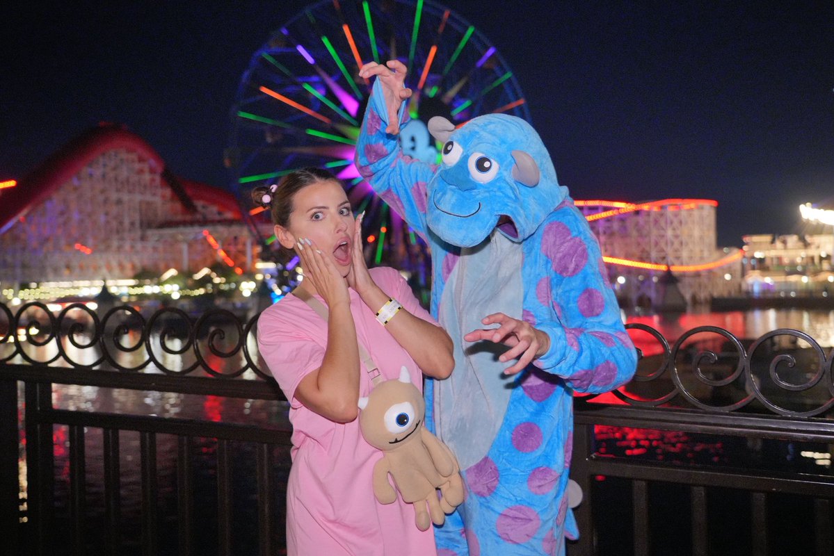 adrianachechik's tweet photo. Went to Disney for their Oogie boogie bash and I had some amazing character experiences.  Minnie mouse came over and kissed my phone so hard. I almost dropped it. Mr. Oogie boogie waved to me. Then, of course, Miss Agatha Harkness was the cherry on top! https://t.co/H6XuAU4cbu