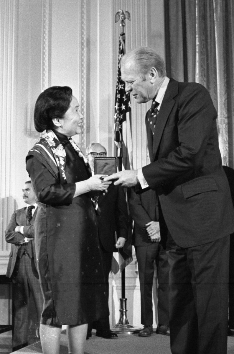 Ford_Library's tweet photo. #OTD in 1976, President Ford presented the National Medal of Science to Dr. Chien-Shiung Wu, the "First Lady of Physics," in the East Room at the White House. https://t.co/ks9VgQLcpr