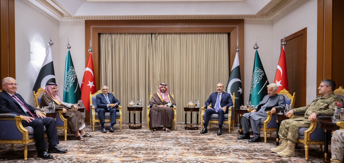 kbsalsaud's tweet photo. يؤكد الاجتماع الطارئ للجنة الإستراتيجية السياسية والدفاعية لحلف مكة الدفاعي تضامن ووقوف دولنا صفًا واحدًا لمواجهة الاعتداءات الآثمة التي استهدفت المملكة والمشاعر المقدسة، وتفعيل الردع الجماعي ضد هذه الاعتداءات، وضد كل من يقف وراءها ضمن إطار حلف مكة الدفاعي. https://t.co/fSQgXGmVZH