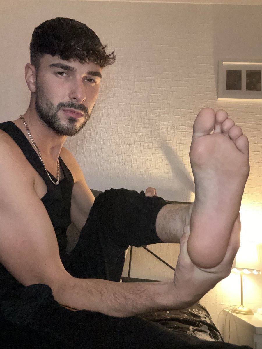 MasterR98's tweet photo. Impossible to resist

Cashmaster findom paypig https://t.co/HDlCPMIQAF