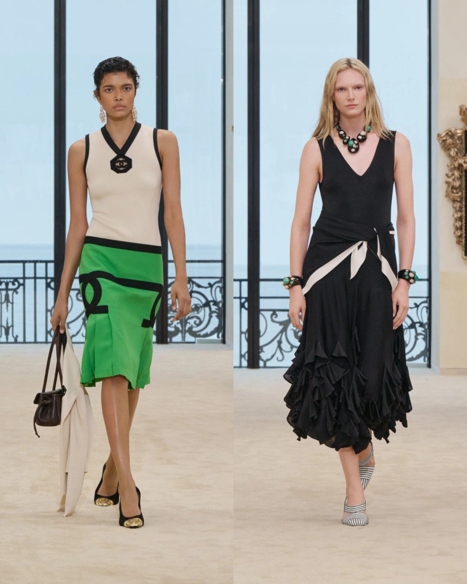 trendlmneverdie's tweet photo. ลีน่าหมิวมาในชุดจากคอลเลคชั่น​ CHANEL​ Cruise 2026/27 ที่ทั้งคู่ได้ไปร่วมชมโชว์ที่เมือง Biarritz ประเทศฝรั่งเศส

CHANEL​ Cruise 2026/27
🦋​: Look 39
🧸: Look 54

#CHANELSS27xLenaMiu
#LalinaLena #MiuNatsha
#CHANELSpringSummer 
#CHANEL #PFW @CHANEL https://t.co/PqVx8r9jIE
