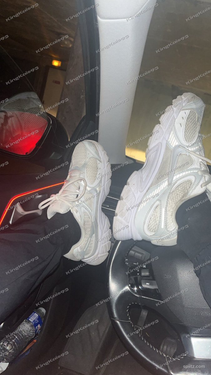 KingKais93's tweet photo. Qui pour venir nettoyer mes chaussures avec sa langue ?👅😈
#fetichiste #moneyslave #cashmaster #rebeu #cité #fr #feetfetish #soumis https://t.co/zYmoYFwXLX