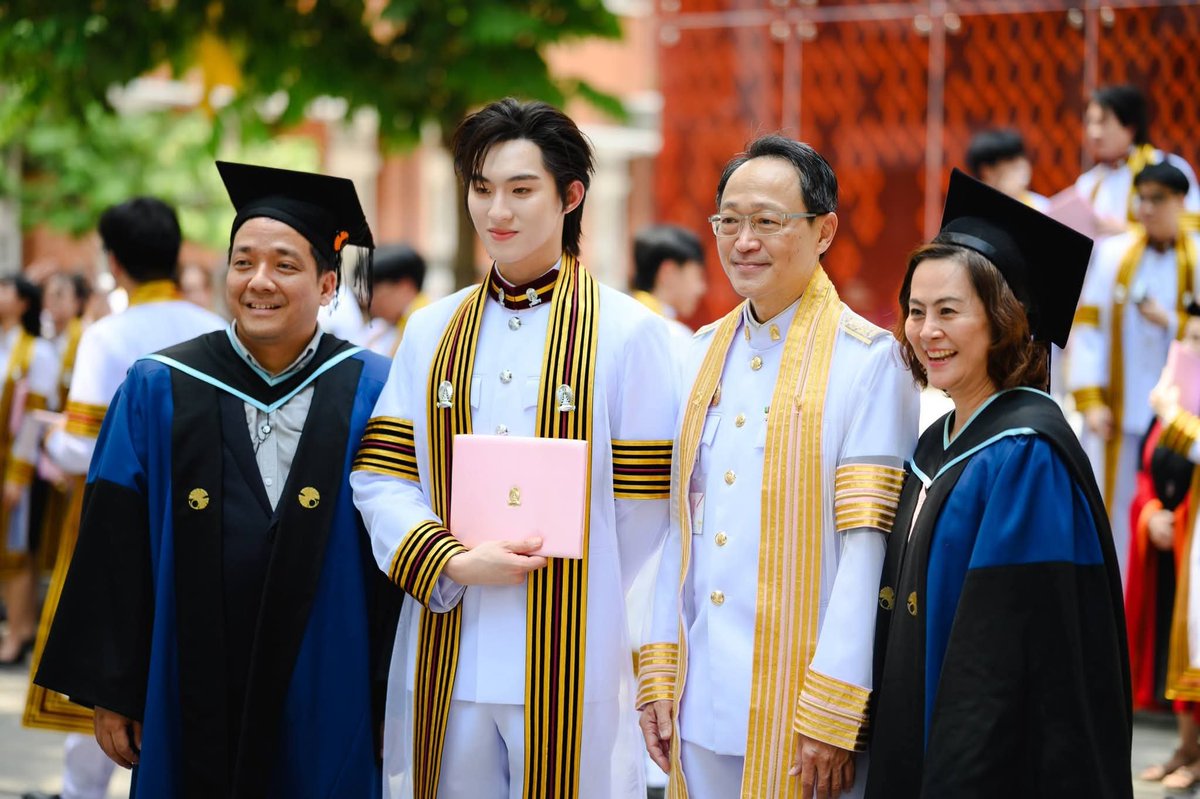 Ilhavetosaythat's tweet photo. เห็นรูปนี้แล้วมีน้ำตา 🥹🤏 เด็กที่อาจารย์รัก เพื่อนพี่น้องในคณะเอ็นดู ใครเคยทำงานกลุ่มด้วยก็มีเรื่องราวดีๆที่เค้ามาแชร์ว่าเค้าน่ารัก ช่วยทำงานเต็มที่ ดีโดยเนื้อแท้จริงๆ ทำงานไปด้วยเรียนไปด้วย ตัวเค้าเองก็สู้ เพื่อนๆเค้าก็ไม่ทิ้งเค้า พากันไปจนถึงฝั่งอะ เก่งจังเลย https://t.co/vHgxkN0Gqi