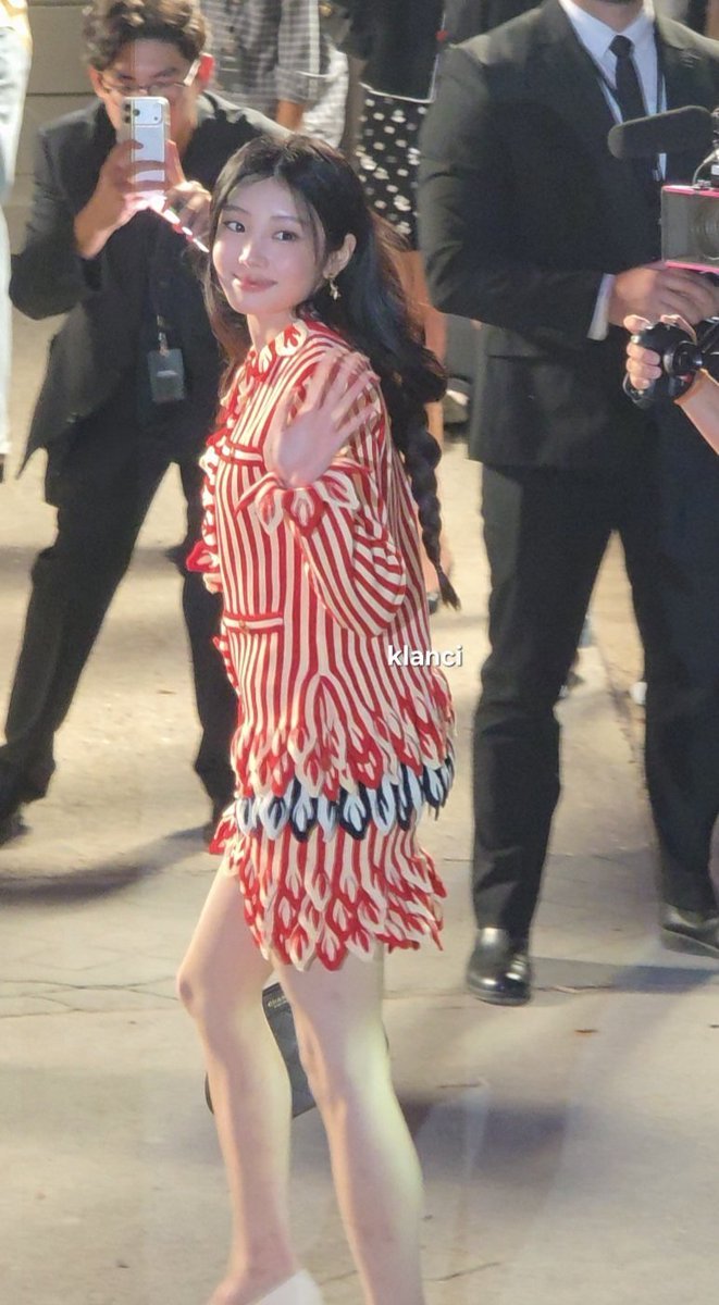 woninlyfe's tweet photo. Daughter ❤️

WONHEE STUNS AT CHANEL SS27
#CHANELSS27xWONHEE 
#CHANELSpringSummer
#CHANEL #CHANELSHOW #PFW
#WONHEE #원희 @CHANEL https://t.co/Jcw153wdCR