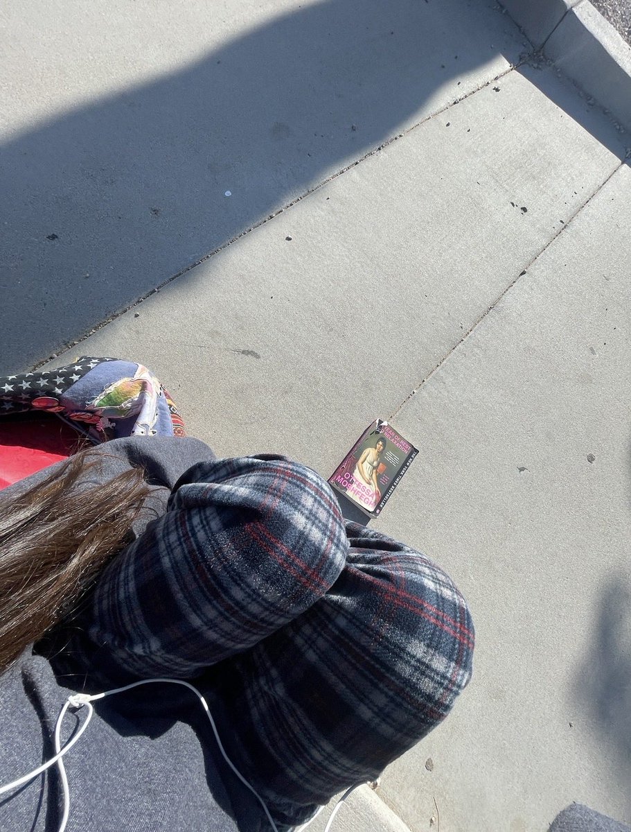 escapingthemaya's tweet photo. average day in the life of sophomore yr me https://t.co/MNOqoEZxAE