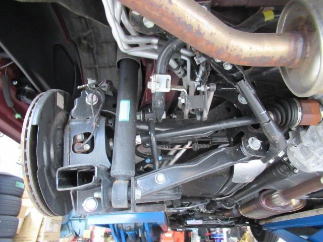 kawacima's tweet photo. あんまり知られてないけどセレナってガソリン車の4駆グレードだけリヤが独立懸架なんだよね😇
e-4ORCEでもリヤがトーションビームで車重も100㌔くらい重いしw
個人的に買うなら絶対ガソリン4駆だよね〜安いですしお寿司(ただ雪道はe-4orceの方が全然乗り易い‼️)
※写真は拾い画です https://t.co/RWIMlfxcDB