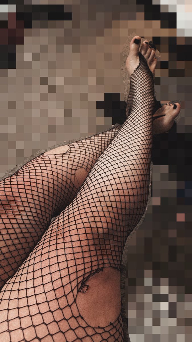 MaxxxIsAFK's tweet photo. You guys into fishnets or? #femboy #tboy #fishnets #feet https://t.co/VS72dwlFW2