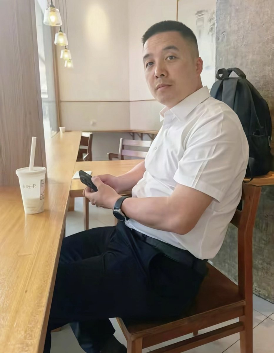 frthbrbs48996's tweet photo. （正装大叔）spa大叔自慰想看的主页🐧 https://t.co/b205iW5UlA