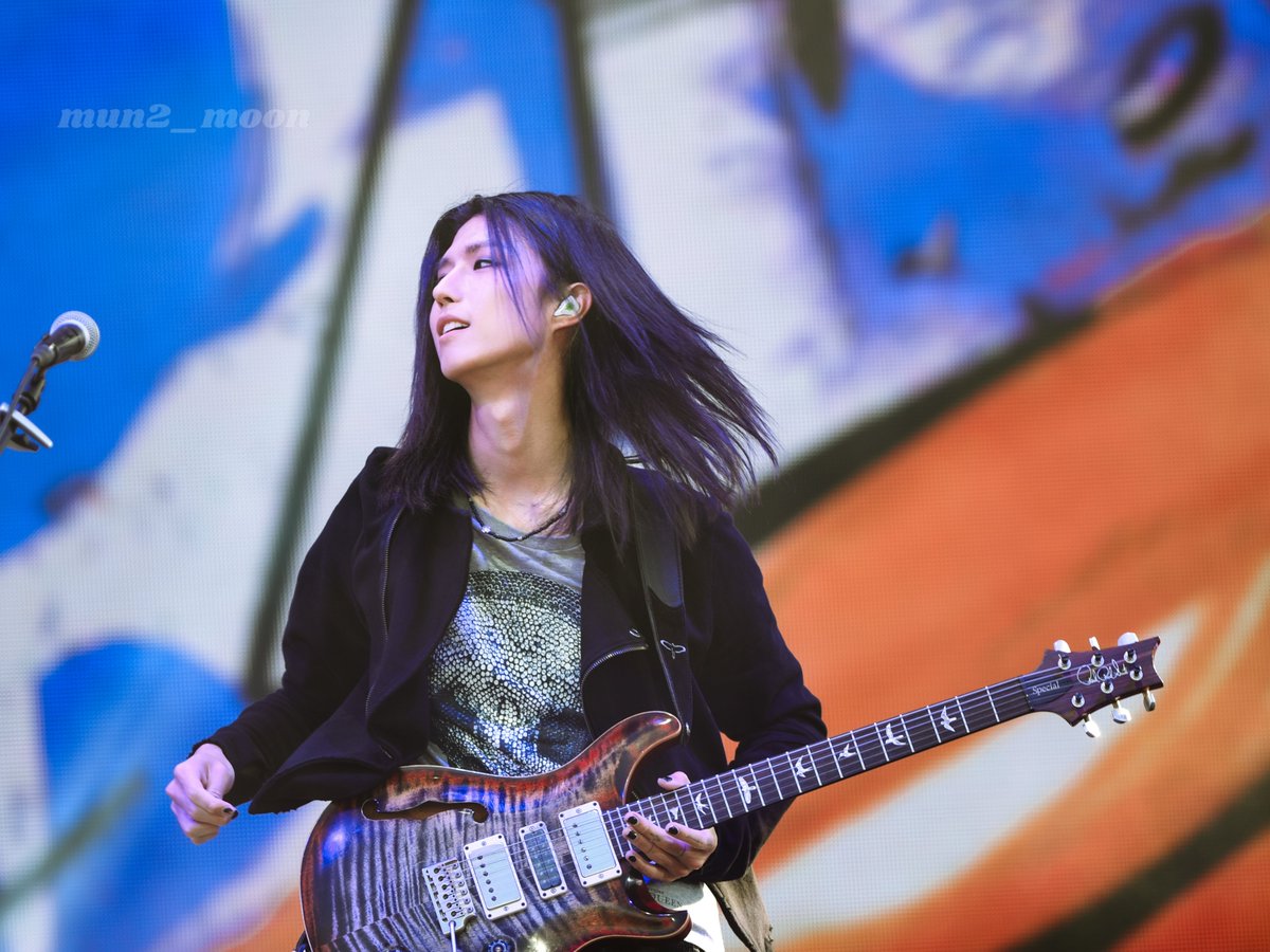 mun2_moon's tweet photo. 만화 같다
- 
BUSAN ROCK 
20261002

#준한 #JunHan 
#XdinaryHeroes 
#엑스디너리히어로즈 https://t.co/28TIFx1ygm