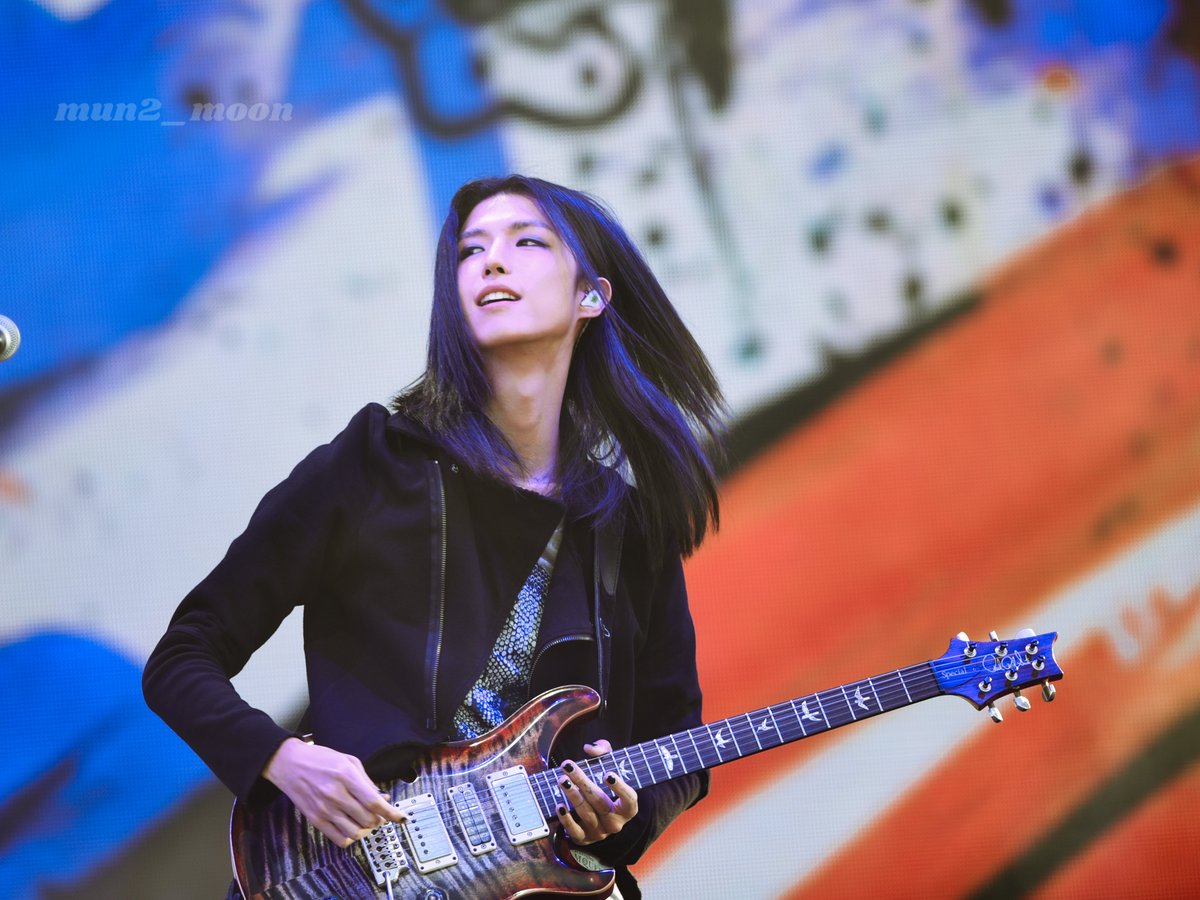 mun2_moon's tweet photo. 만화 같다
- 
BUSAN ROCK 
20261002

#준한 #JunHan 
#XdinaryHeroes 
#엑스디너리히어로즈 https://t.co/28TIFx1ygm