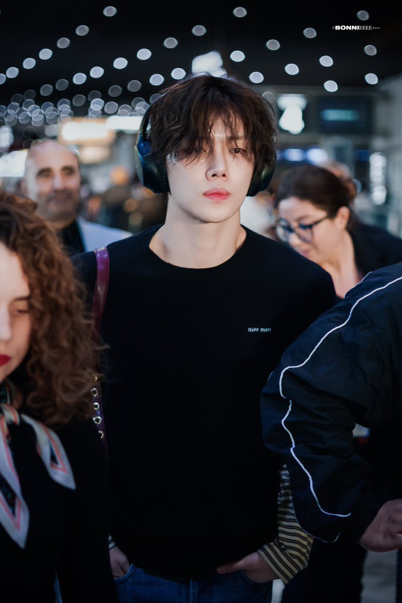 bonnieyu1224's tweet photo. 🛫

YEONJUN MIUMIU PRINCE

#YEONJUNxMiuMiu #YEONJUN
#MiuMiuSS27 @MIUMIUofficial https://t.co/lmYjOWVtz8