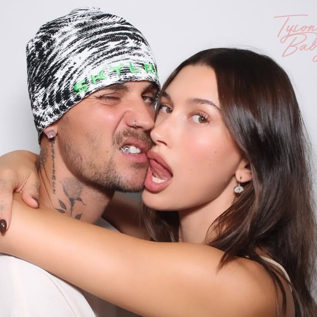 sanrokyu's tweet photo. Even though Selena now has a husband of her own, her fans still can’t accept that she was dumped by Justin like worthless trash. They’re still crying over the past it’s honestly pathetic. 😆 https://t.co/ZDwmbDbx8R