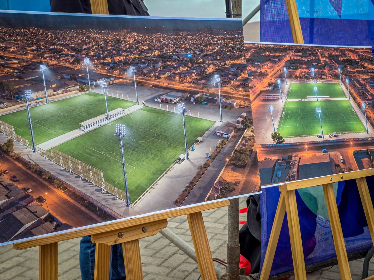 GoreAyP's tweet photo. 💡⚽ Tras años de espera de 48 clubes, iniciamos la instalación de 9 torres de iluminación y tableros electrónicos en la liga Viejos Cracks de Arica. 

Más info en https://t.co/LEUQdOR5xe🏟️✨ https://t.co/wc8WuU89Jd