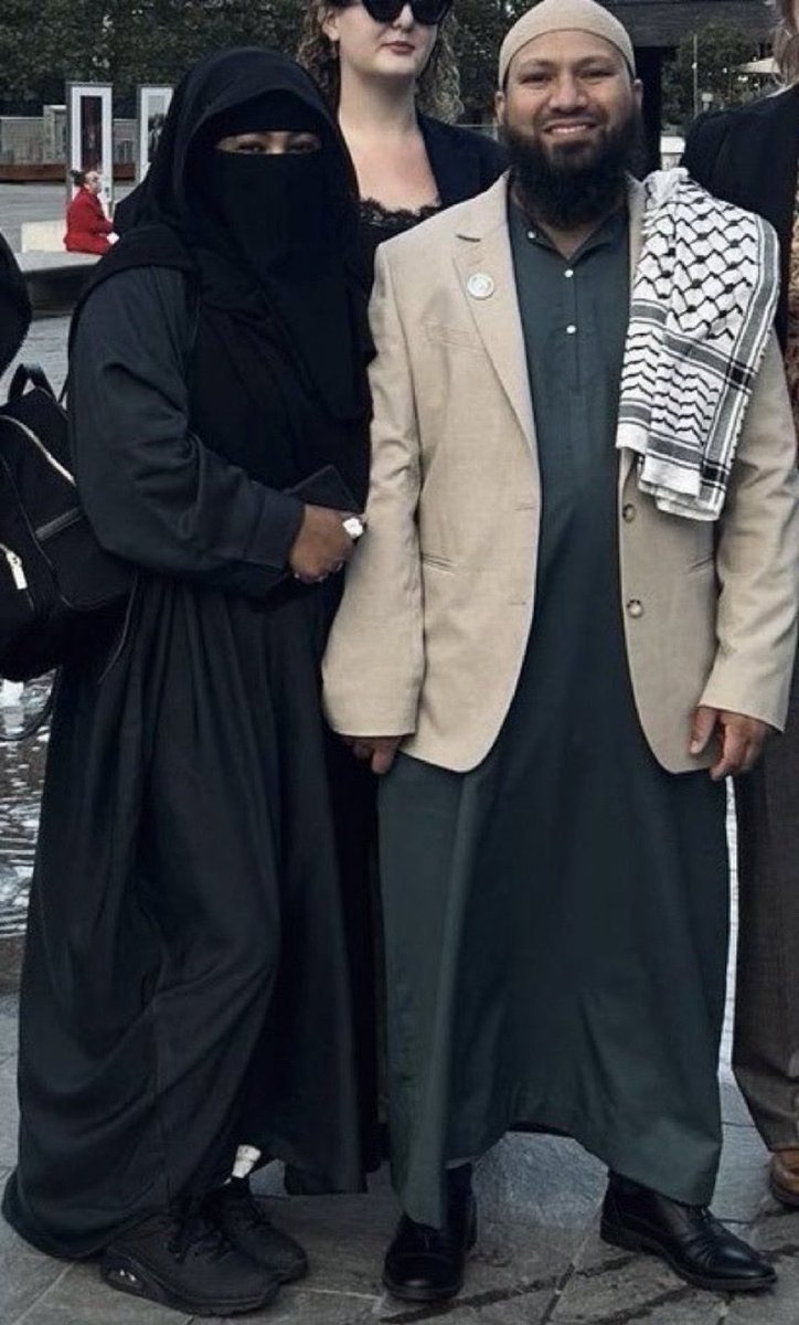 ZaraRiffler's tweet photo. Demnächst auch hier! Mothin Ali, Co-Vizeparteivorsitzende der britischen Grünen, und seine vollverschleierte Frau. Die britischen Grünen sind das, was bei uns Die Linke ist. https://t.co/yPQRI8s2me