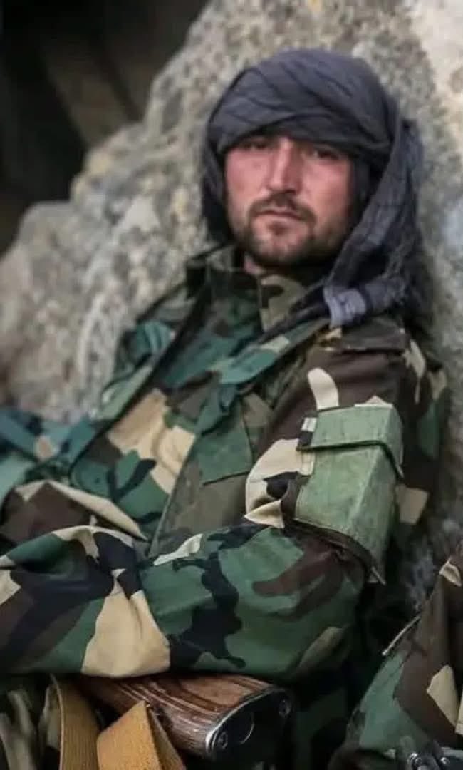 WahdatShamal's tweet photo. إِنَّا لِلَّهِ وَإِنَّا إِلَیْهِ رَاجِعُونَ
فرمانده شاه‌محمد یفتلی برای آزادی، کرامت انسان و حق زندگی آزادانه زنان ایستاد و جان داد. نامش با ایستادگی و آزادی‌خواهی گره خورده است.
یاد شهید فرمانده شاه‌محمد جویا گرامی و راهش پررهرو باد. https://t.co/afUNvpWpIb