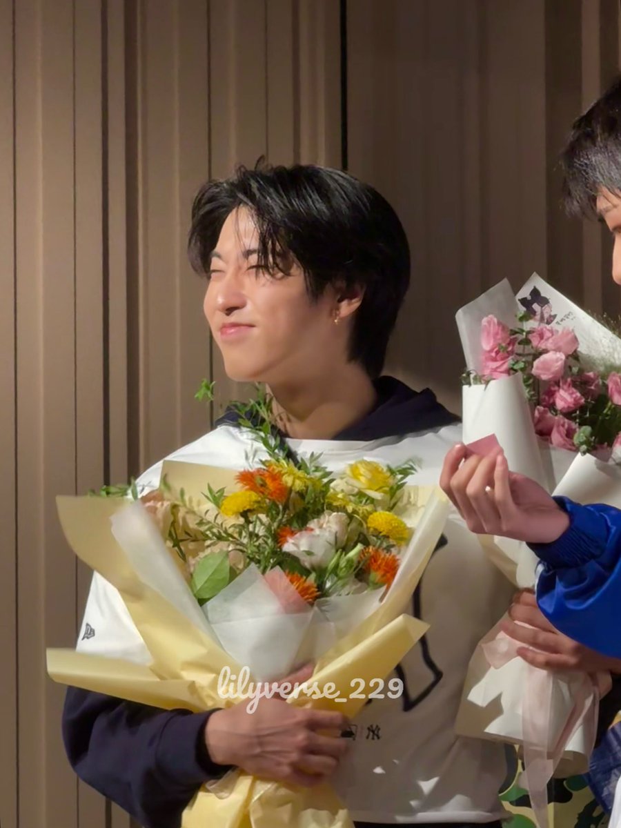 _shastunishka_'s tweet photo. jisung is just a boy who deserves all the flowers in the world, he was made for flowers and flowers were made for him https://t.co/DkXnQhnz4i