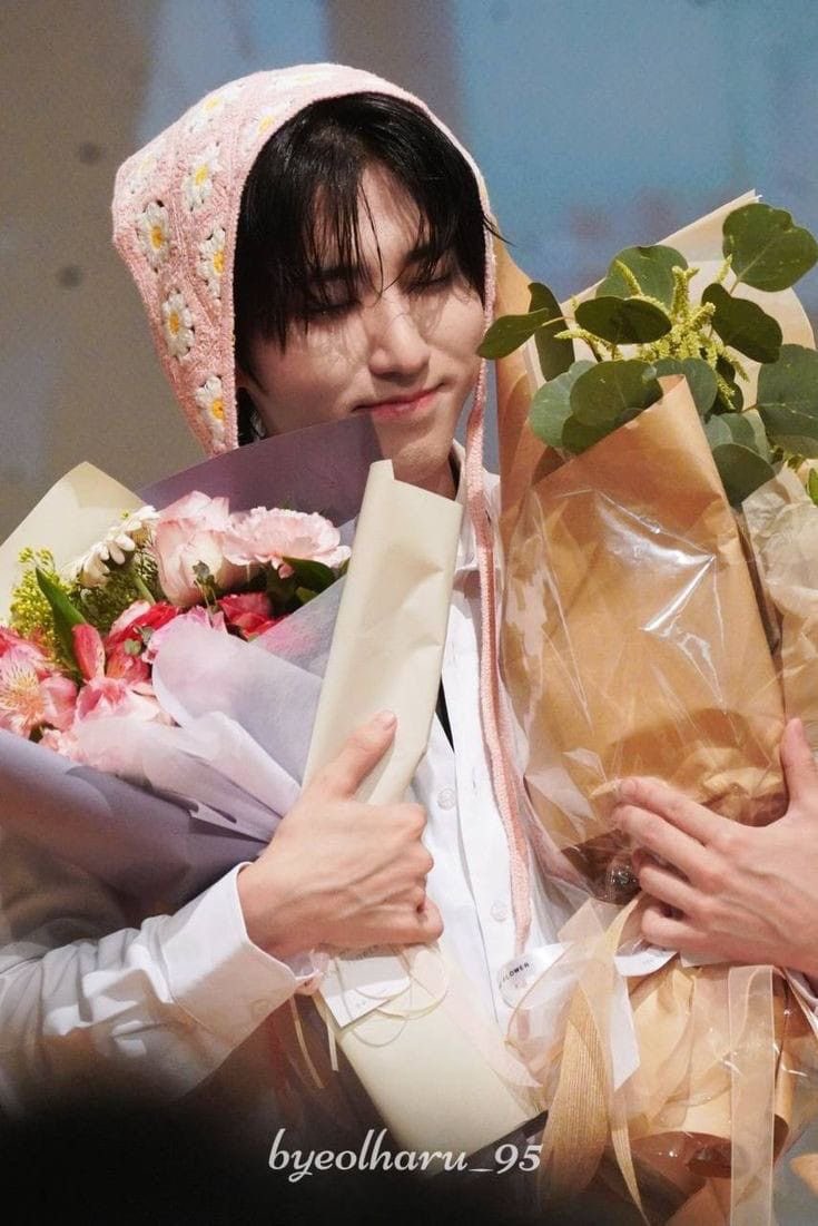 _shastunishka_'s tweet photo. jisung is just a boy who deserves all the flowers in the world, he was made for flowers and flowers were made for him https://t.co/DkXnQhnz4i
