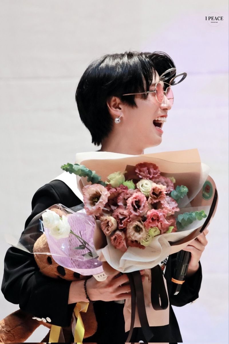_shastunishka_'s tweet photo. jisung is just a boy who deserves all the flowers in the world, he was made for flowers and flowers were made for him https://t.co/DkXnQhnz4i