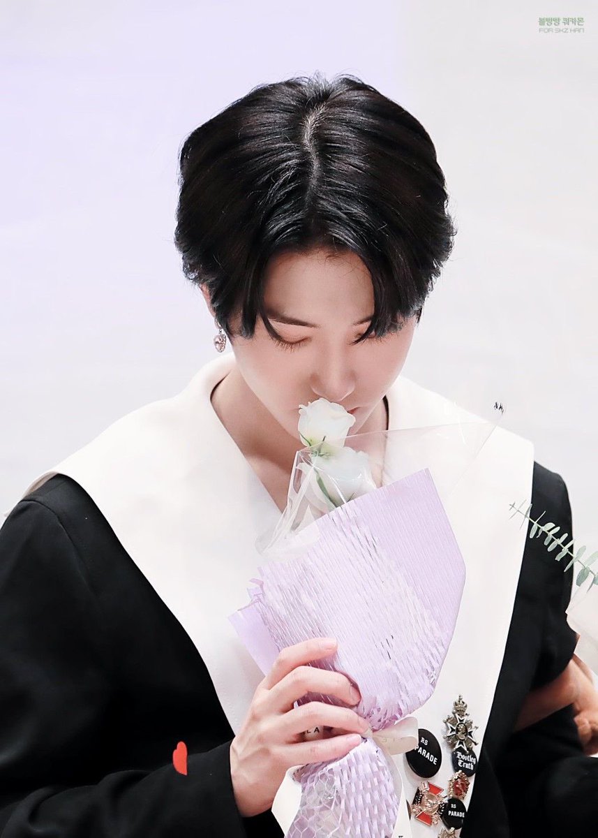 _shastunishka_'s tweet photo. jisung is just a boy who deserves all the flowers in the world, he was made for flowers and flowers were made for him https://t.co/DkXnQhnz4i