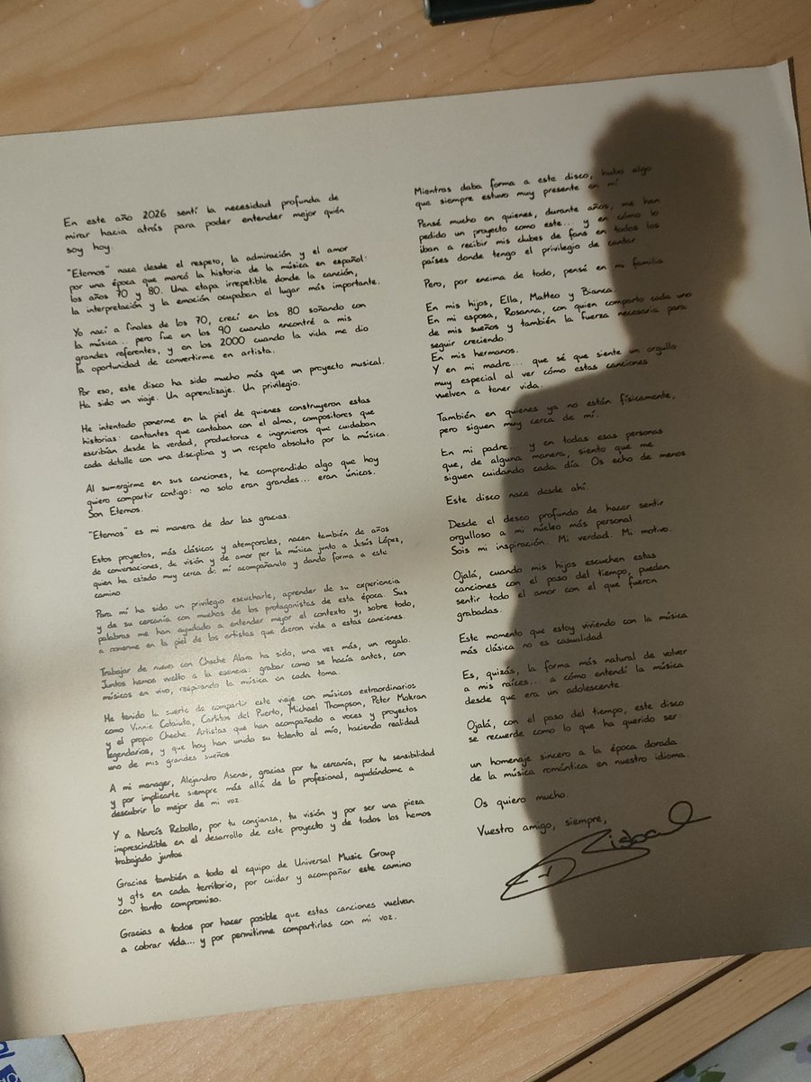 anamari_db's tweet photo. Por estas cosas es que jamás debe morir la edición física de un disco. Qué bonito lo que has escrito! @davidbisbal #Eternos https://t.co/AGzXM379FK
