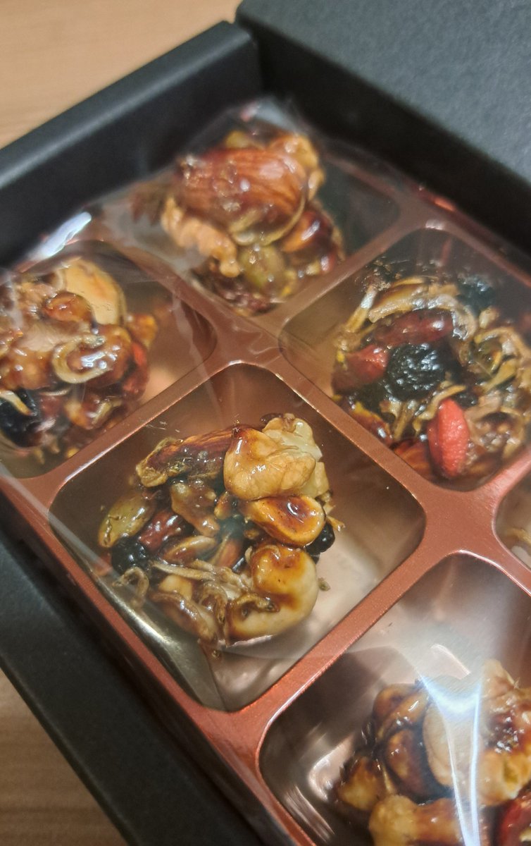 jajakogo's tweet photo. 料亭のちりめんナッツ、買ってみた。下鴨茶寮さんが作ったお菓子。みたらしのタレみたいな甘さと、ナッツやちりめん、ドライフルーツが入ってて、不思議だけど美味しい…。お酒のおつまみに…って書いてあるけど、緑茶でも美味しい。高級感もあっていいな。明日は子供にも食べてみてもらおう。 https://t.co/b7HktHAbtj