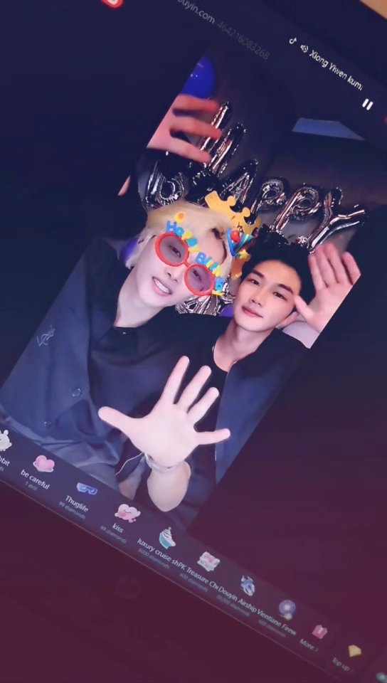 yuansfei's tweet photo. So glad to be able to be a part of their bday live🐥🙈 
They are genuinely so nice and adorable, &amp; very domestic too. 
Again, Happiest 30th Birthday Kuma🐻 Gege!! 
#XiongYiwenIsOurStar
#HAPPY_BIRTHDAY_XIONGYIWEN #SpecialDayWithYiwen https://t.co/UM8m8qqxJN