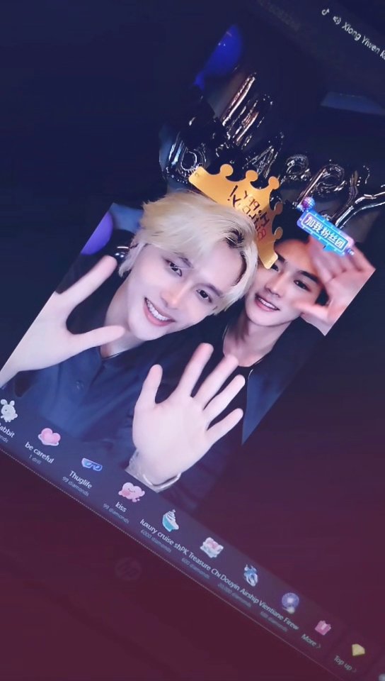 yuansfei's tweet photo. So glad to be able to be a part of their bday live🐥🙈 
They are genuinely so nice and adorable, &amp; very domestic too. 
Again, Happiest 30th Birthday Kuma🐻 Gege!! 
#XiongYiwenIsOurStar
#HAPPY_BIRTHDAY_XIONGYIWEN #SpecialDayWithYiwen https://t.co/UM8m8qqxJN