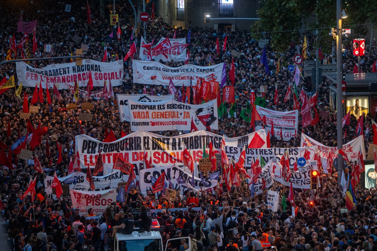 europapress's tweet photo. Arranca la manifestación de centenares de personas en favor de la vivienda en Barcelona https://t.co/eIJRgdKigc https://t.co/bha2XhKNog