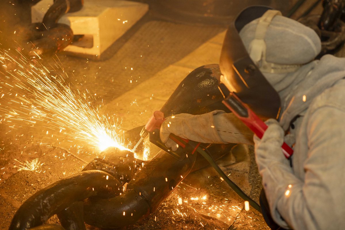 US2ndFleet's tweet photo. Forging Fleet Readiness
U.S. Sailors assigned to Wasp-class amphibious assault ship USS Bataan (LHD 5) use a portable exothermic cutting unit (PECU) to cut and replace a detachable chain link in the ship’s foc’sle, Sept. 23, 2026.
#USNavy #C2f #ForgedToFight https://t.co/BmJJPOKv9h