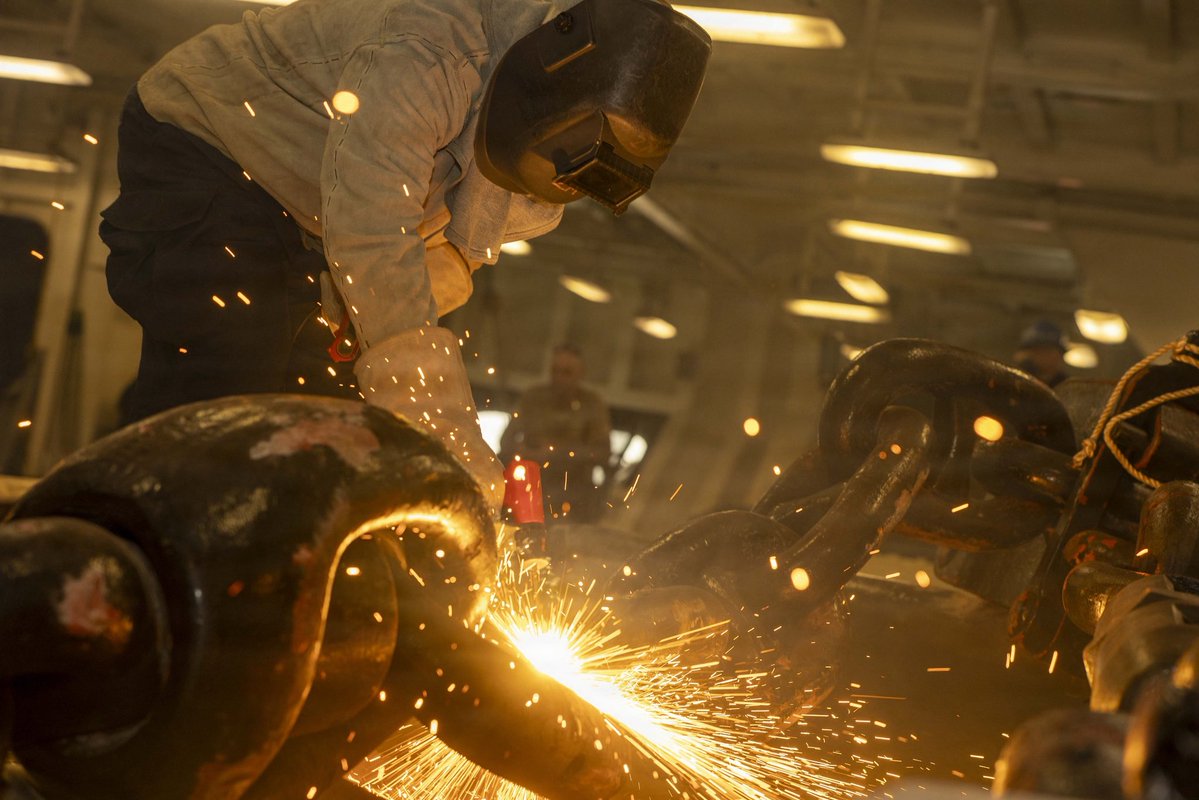 US2ndFleet's tweet photo. Forging Fleet Readiness
U.S. Sailors assigned to Wasp-class amphibious assault ship USS Bataan (LHD 5) use a portable exothermic cutting unit (PECU) to cut and replace a detachable chain link in the ship’s foc’sle, Sept. 23, 2026.
#USNavy #C2f #ForgedToFight https://t.co/BmJJPOKv9h
