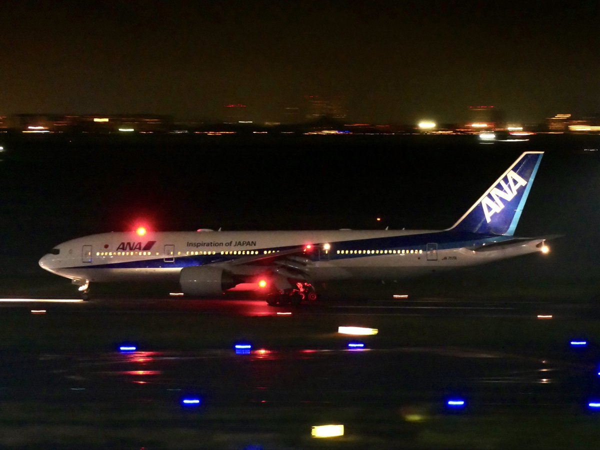 yossyB6's tweet photo. ほぼ9ヶ月ぶりに空港でカメラ持ったのに
無謀にも夜の流し撮りなど
離陸機はとてもじゃないけど追いつかないので
モデルは 着陸してtaxi中のJA717Aヒナちゃん
まあまあかな
#ana
#flyana
#ja717a
#ソラマニ_ヒコーキ
#hnd https://t.co/OKaZQiYRWq