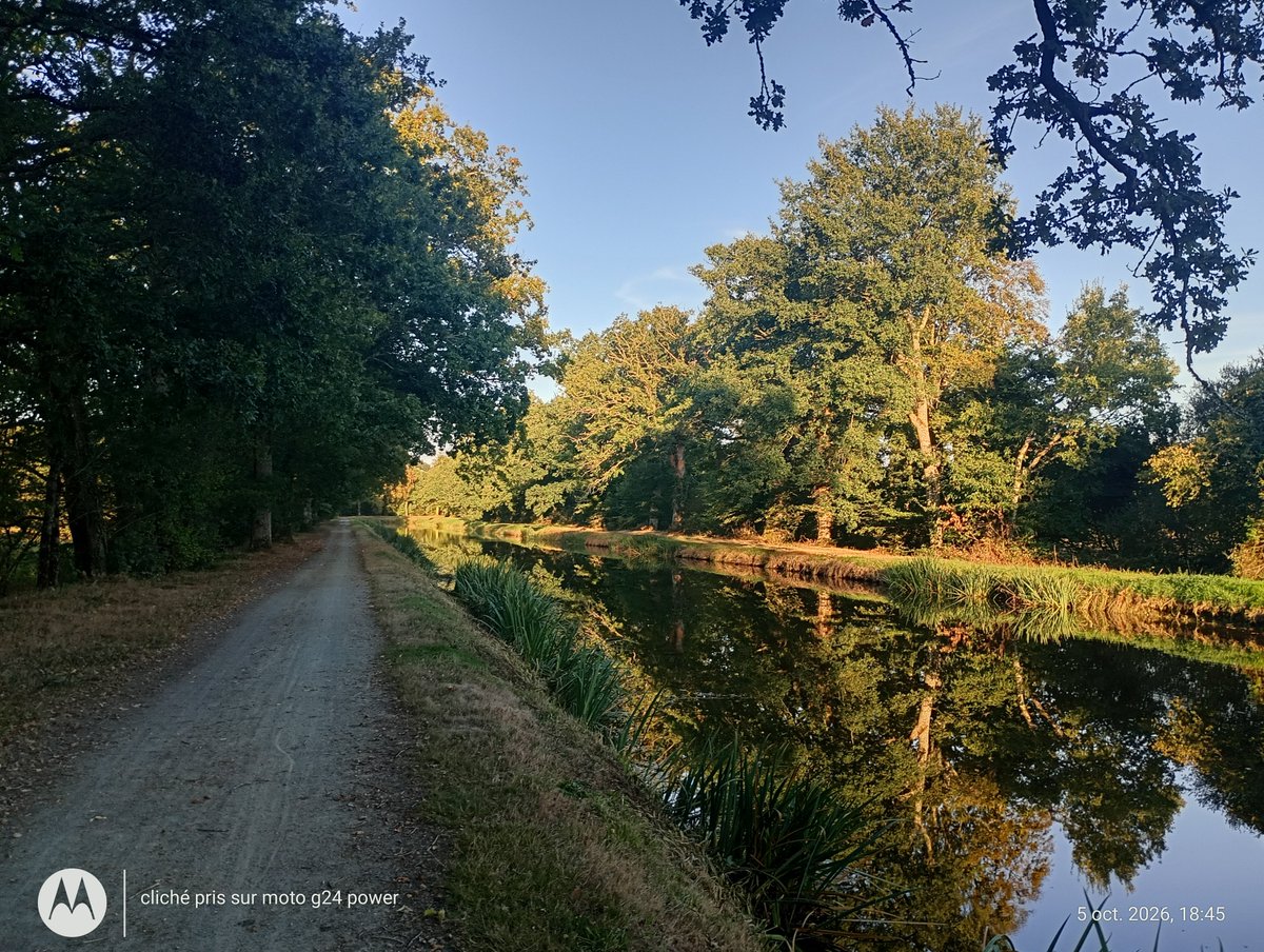 ThiChaplain's tweet photo. Aujourd'hui c'était encore #balade en fin de journée sur notre #autoroute #fluviale #bretonne. https://t.co/YANkydHIfd