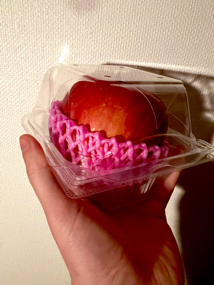 toranekoz's tweet photo. でかいりんごが¥250で売ってたから30年ぶりくらいに剥いた
うまし https://t.co/eroztG0ubn