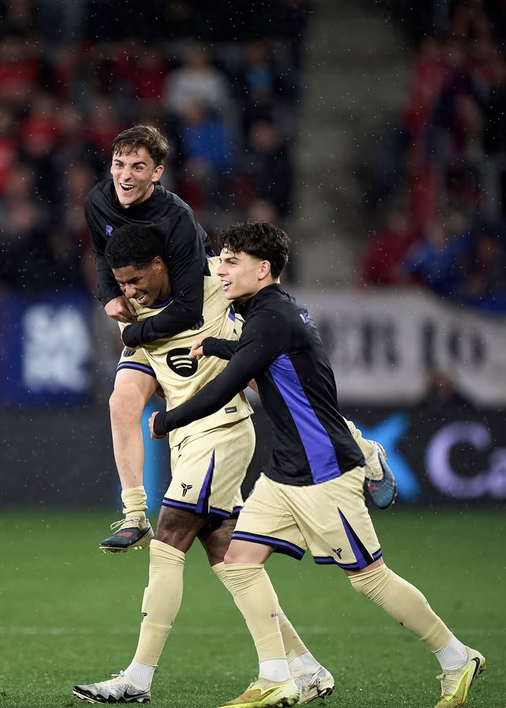 caphinha's tweet photo. gavi sees a teammate and it becomes his mission to climb them like a tree https://t.co/Qy1iEuo3Dc
