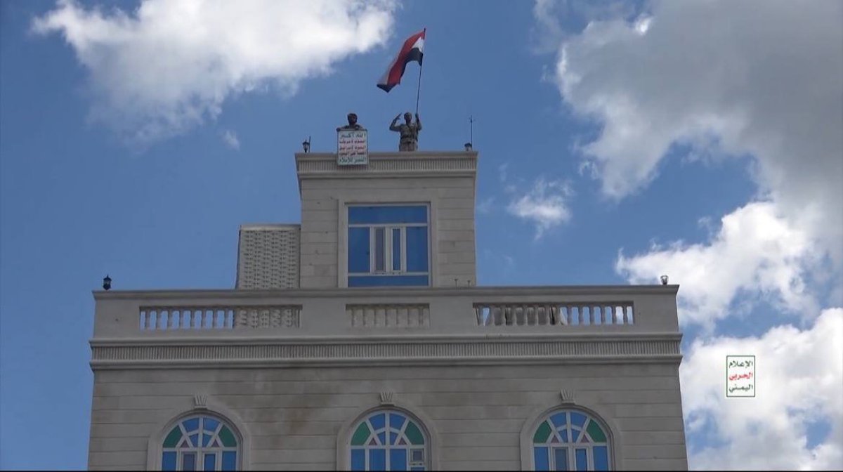 ShaykhSulaiman's tweet photo. ANSAR ALLAH RAISE THEIR FLAG ON TOP OF THE SAUDI BACKED PLC PRESIDENT AMIRI HOUSE IN TAIZ https://t.co/XtsmmIHz7w