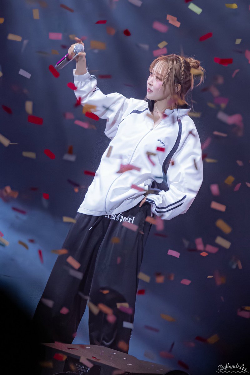 mascbyul's tweet photo. the lesbian colored confetti omg https://t.co/F7Hc6wrXsU