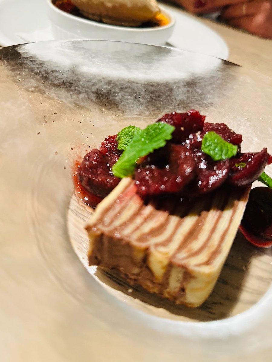 icefairly's tweet photo. そいやここのごはんまじでタイプの味で
ワインもいろいろオススメ上手で
1人1本は軽くあいたお店🧚
次いつ行こうかなぁ
その日にしかないメニューだったぽいけど、くじらのユッケが忘れられない https://t.co/OTsaAEfh0f