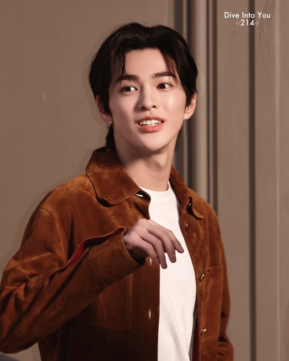 TheePopCore's tweet photo. Keonho serves stunning visuals at the CHANEL fashion show in Paris. https://t.co/lR1ldT3NPe
