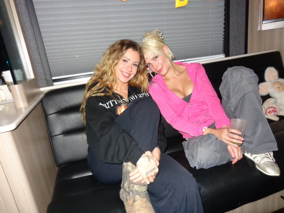 PopCrave's tweet photo. Halsey and Slayyyter look gorgeous in new photo together. https://t.co/LL5TNfJIBv